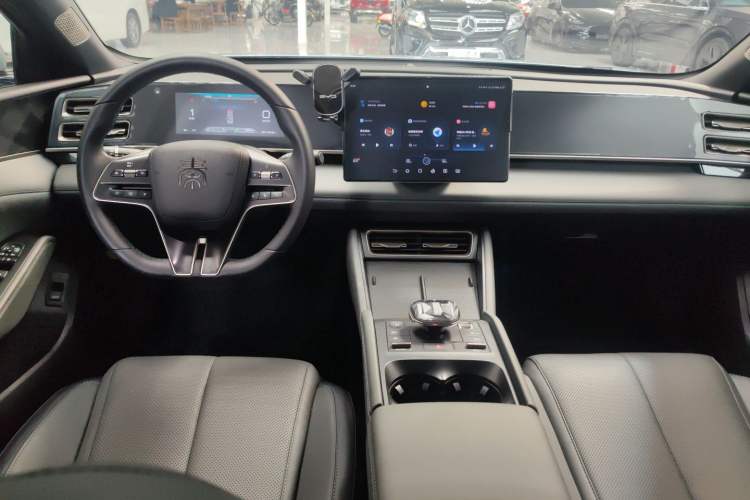 Used BYD Qin L 2024 DM-i 80KM Beyond Model Center Console