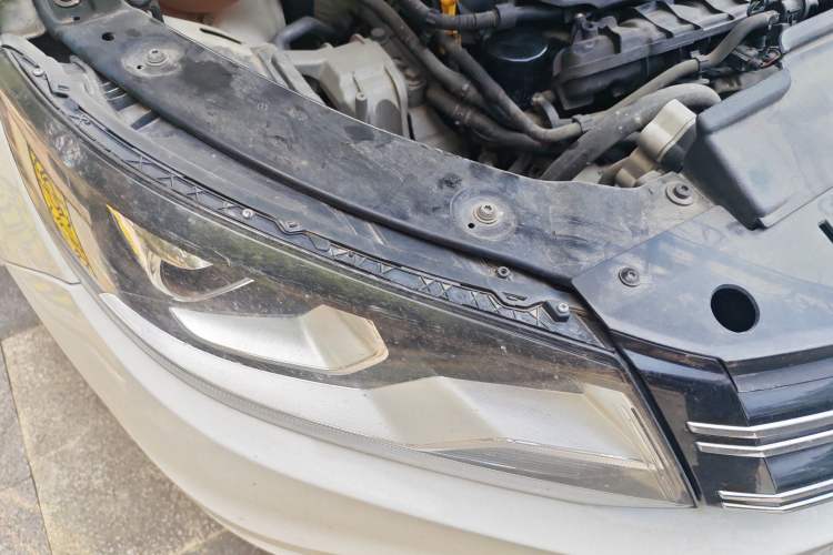 Used Volkswagen Tiguan 2016 300TSI Automatic All-Wheel Drive Luxury Edition Right Front Headlight