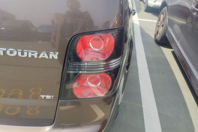 Used Volkswagen Touran 2011 1.4T DSG Zhiya Edition 5 Seats Right Rear Taillight