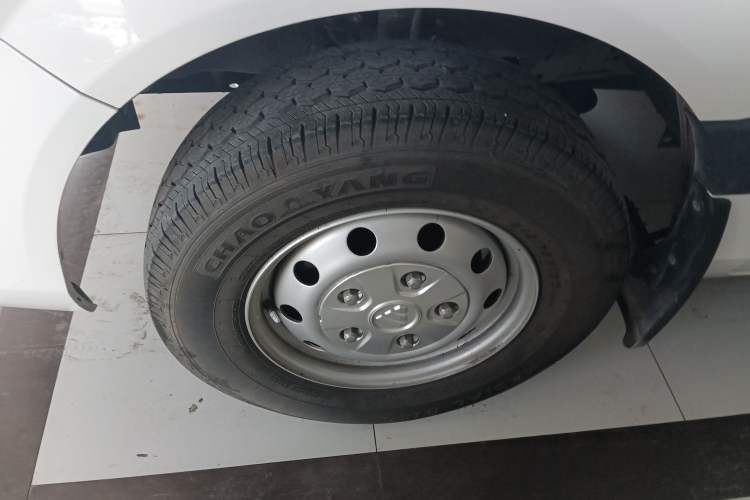 Used Foton Toano 2023 2.0T Manual Urban Version Short Wheelbase Mid-Height Design with Single Rear Tire—5/6/9 Seater Left Front Wheel Hub