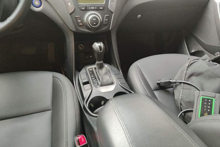 Used Hyundai Santa Fe 2013 2.4L Automatic 4x4 Smart Version