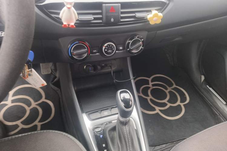 Used Hyundai Celesta 2020 1.6L Automatic GL Enjoyable Edition Gear Lever