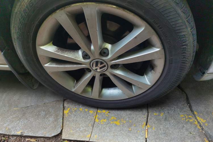 Used Volkswagen Sagitar 2011 1.6L Manual Comfort Version Right Front Wheel Hub