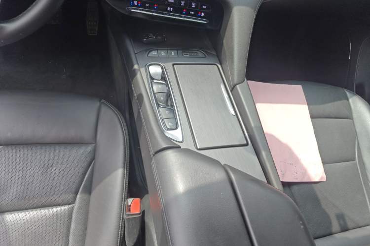 Used Buick Enclave 2022 652T Two-Wheel-Drive Prestige 7-Seater Gear Lever