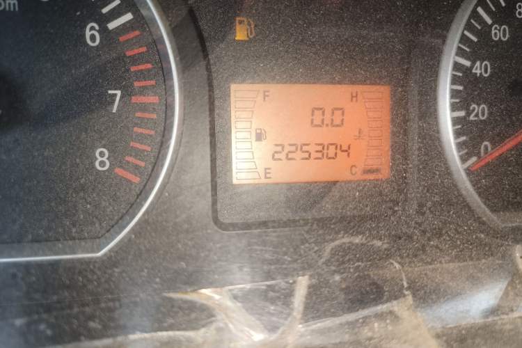 Used FORTHING Lingzhi 2014 V3 1.5L 7-Seater Standard Model II Odometer Close Up