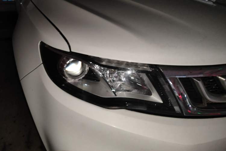 Used Geely Auto Emgrand X7 Sport 2018 1.8TD Automatic Two-Wheel Drive Zhiya Model Right Front Headlight