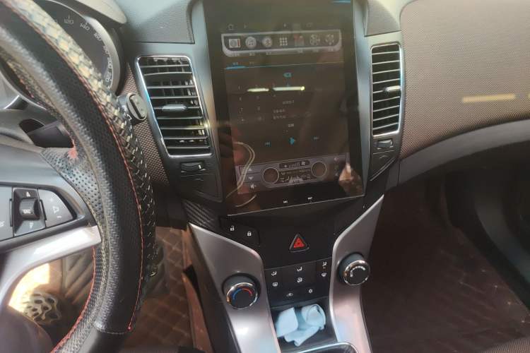 Used Chevrolet Cruze 2013 Hatchback 1.6L Manual Luxury Model Audio And AC Panel