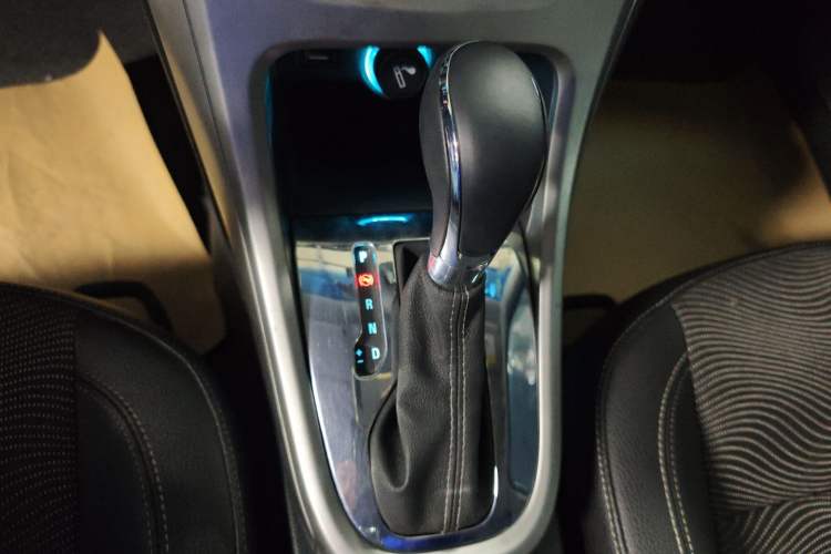 Used Buick GT 2014 XT 1.6L Automatic Fashion Edition Gear Lever