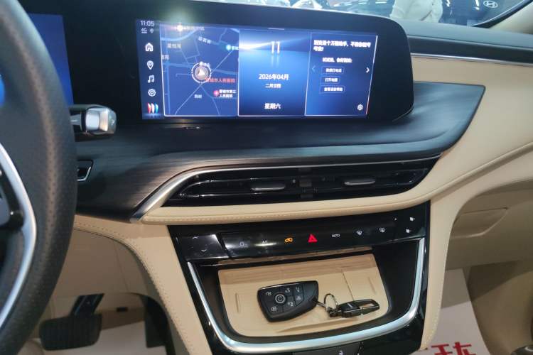 Used Buick GL8 New Energy 2025 Lu Shang Luxury Edition 7-Seater Audio And AC Panel