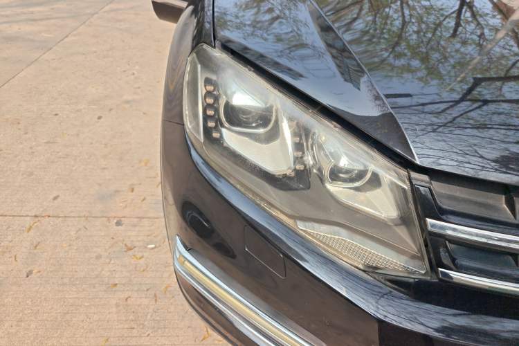 Used Volkswagen Touareg 2011 3.0 TSI Standard Version Right Front Headlight