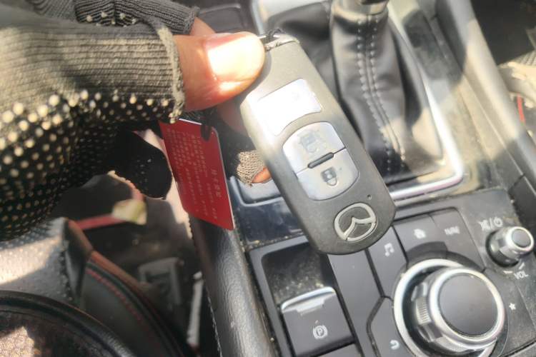 Used Mazda 3 Axela 2017 Sedan 1.5L Automatic Luxury Model China VI Standard Vehicle Key