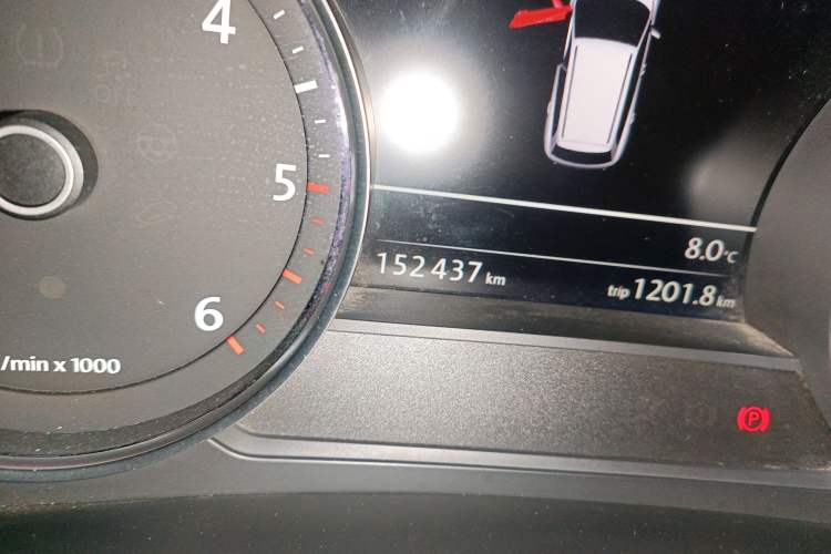 Used Volkswagen Touareg 2015 3.0 TDI Diesel Comfort Model Odometer Close Up