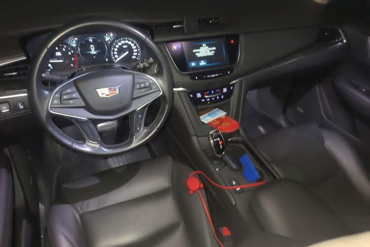 Used Cadillac XT5 2018 25T Luxury Model Center Console