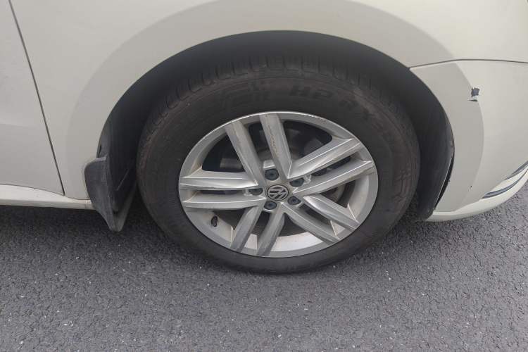 Used Volkswagen Gran Lavida 2015 1.6L Automatic Comfort Edition Right Front Wheel Hub