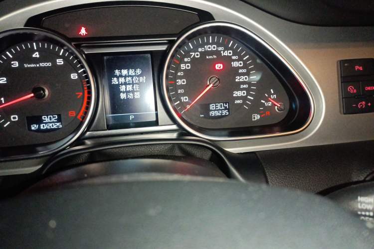 Used Audi Q7 2014 35 TFSI Sport Edition Odometer Close Up