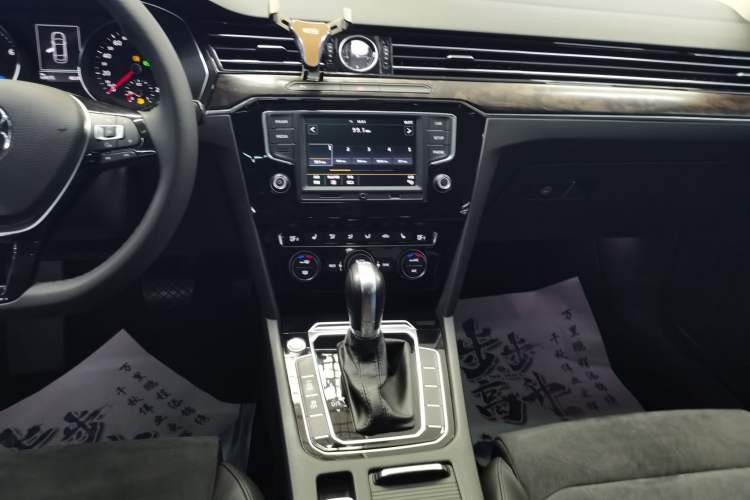 Used Volkswagen Magotan 2017 330TSI DSG Luxury Model Audio And AC Panel