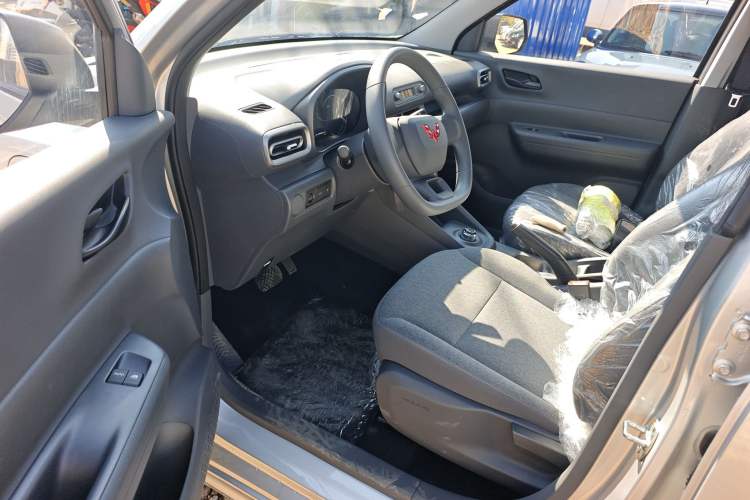 Used Wuling Hongguang New Energy 2024 All-Electric Model 300KM Practical Version Driver Seat