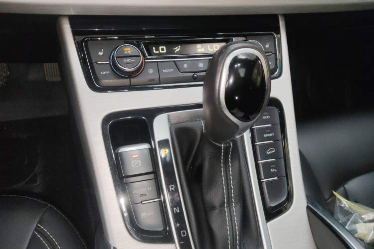 Used Geely Auto Emgrand X7 Sport 2018 1.8TD Automatic Two-Wheel Drive Smart Connect 4G Internet Edition Gear Lever