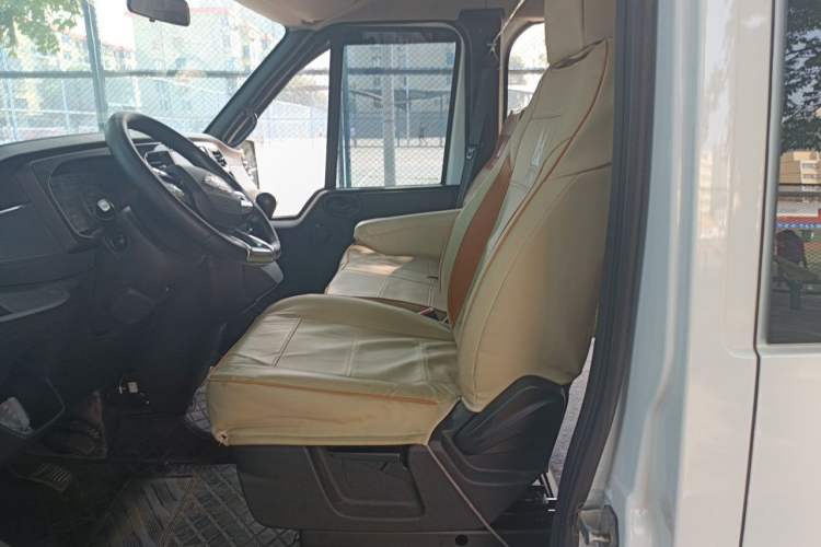 Used JMC Fushun 2025 2.0T 6MT Diesel Short-Wheelbase Low-Roof Commercial Multi-Purpose Passenger Vehicle with 5/6 Seats and Lift-Up Tailgate
