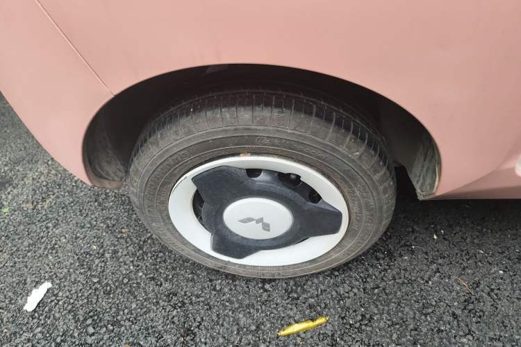 Used Wuling Hongguang MINIEV 2021 Macaron Fashion Model Lithium Iron Phosphate Right Rear Wheel Hub