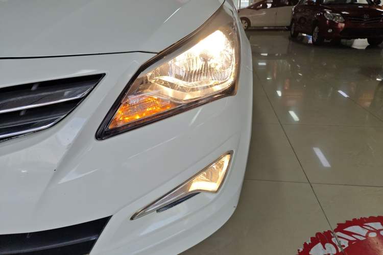 Used Hyundai Verna (older generation) 2014 1.4L Manual Smart GLS Trim Left Front Headlight