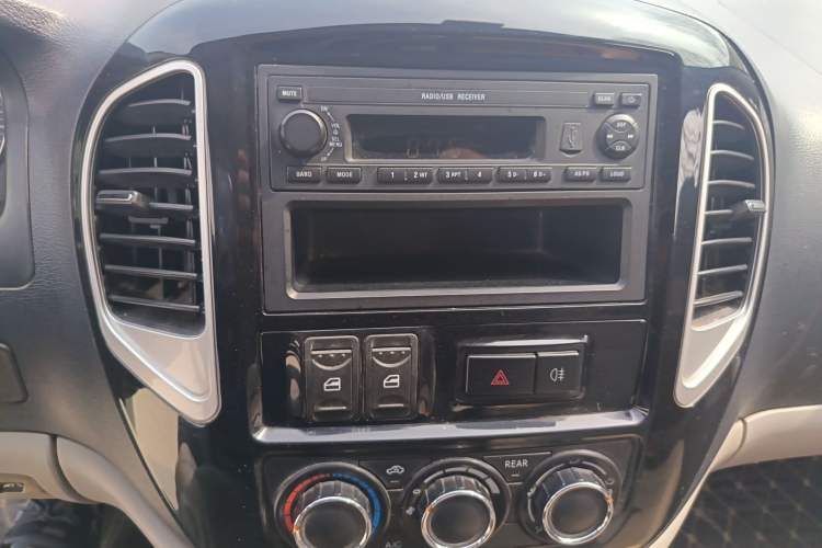 Used FORTHING Lingzhi 2016 M3 1.6L 7-Seater Comfort Model China V Standard Audio And AC Panel