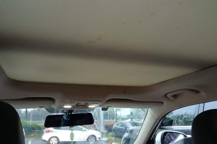 Used Geely Auto Emgrand X7 Sport 2018 1.8TD Automatic Two-Wheel Drive ZhiZun Model with 4G Connectivity Headliner