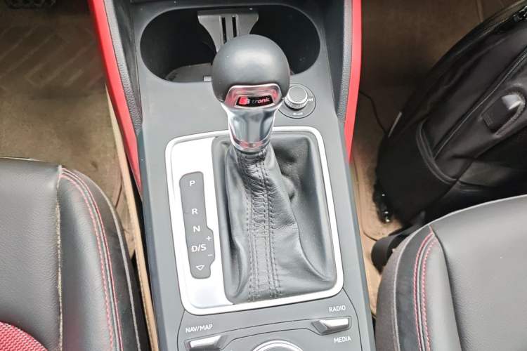 Used Audi Q2L 2018 35 TFSI Fashion Dynamic Version China VI Emission Standard Gear Lever