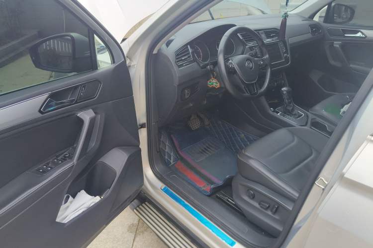 Used Volkswagen Tiguan L 2018 Facelift 330TSI Automatic Two-Wheel Drive Luxury Edition Interior 3