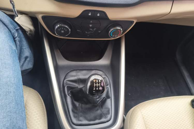 Used Ford Escort 2015 1.5L Manual Comfort Model Gear Lever