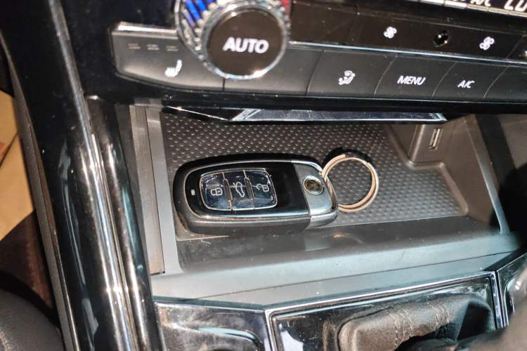 Used Volkswagen Phideon 2019 380TSI Two-Wheel Drive Business Edition China VI Standard Vehicle Key