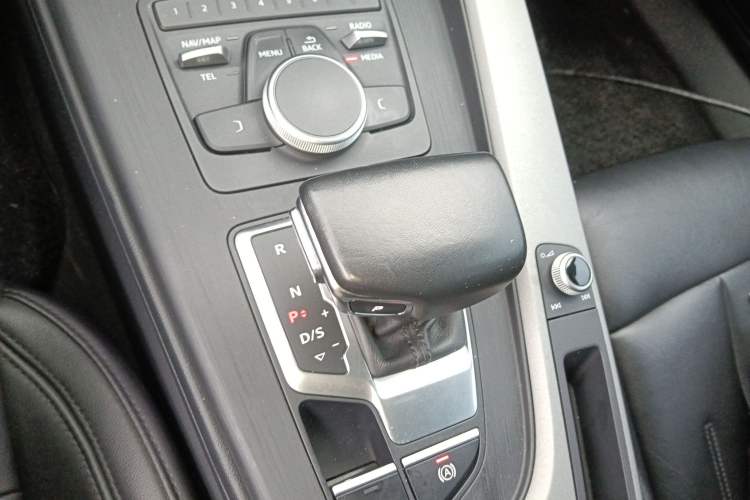 Used Audi A4L 2018 30th Anniversary Edition 40 TFSI Trendy Model Gear Lever