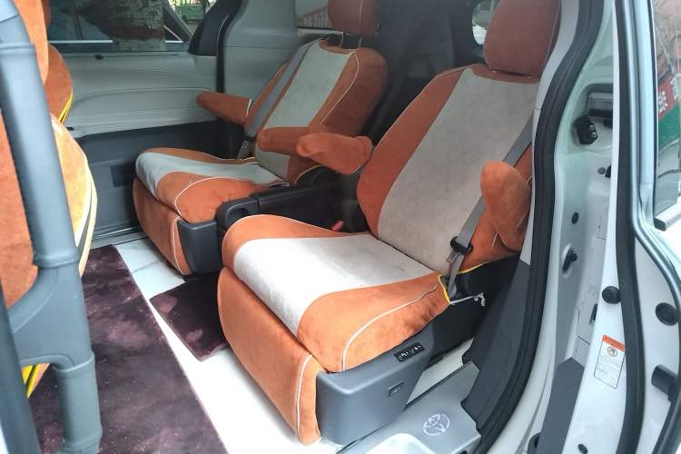 Used Toyota Granvia 2023 2.5L Hybrid Luxury Edition
