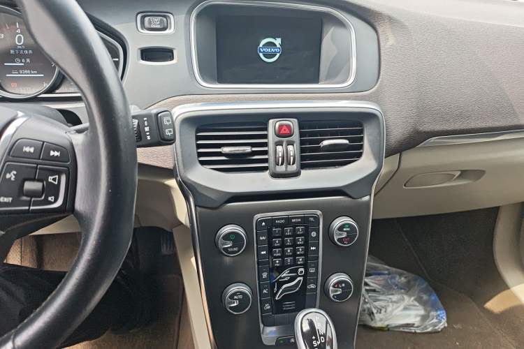 Used Volvo V40 2015 1.6T Zhiyi Edition
