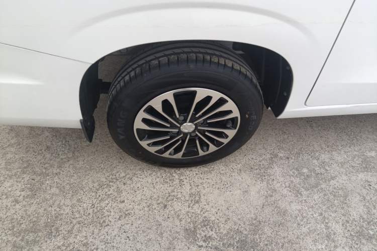 Used Dongfeng Fengon 380 2022 1.5L Comfort-Class Passenger Vehicle (Steel Spring) with 5 Seats
