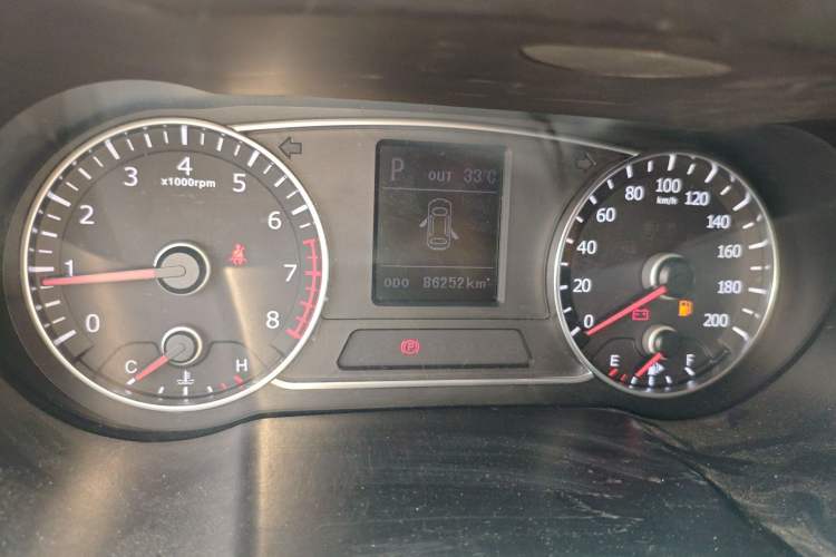 Used Land X7 2016 2.0T Panoramic Prestige Edition Odometer Close Up