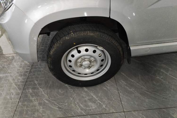 Used Wuling Zhiguang 2023 1.5L Practical Version 5/7 Seats Left Front Wheel Hub