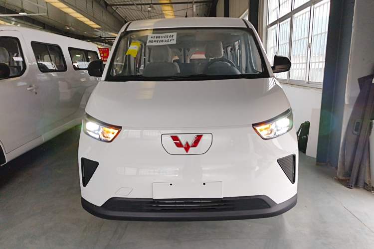 Used Wuling Yangguang 2024 300KM Comfort Version Passenger Van 75kW
