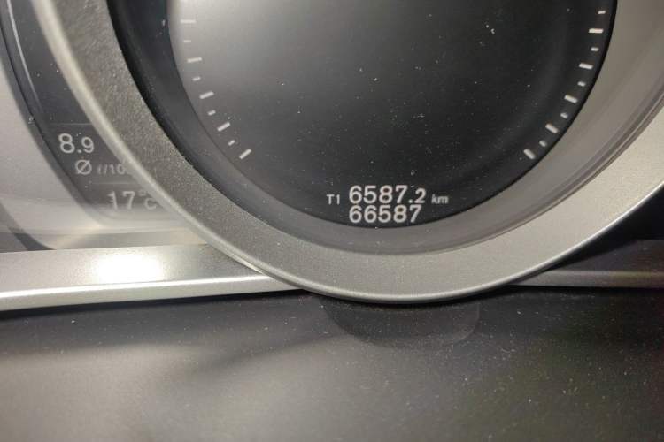 Used Volvo V40 2017 T3 Zhiya Edition Odometer Close Up