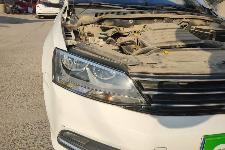 Used Volkswagen Sagitar 2015 1.6L Manual Comfort Model Right Front Headlight