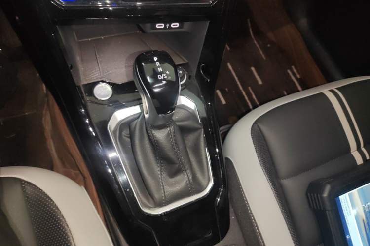 Used Volkswagen T-ROC 2023 300TSI DSG Two-Wheel Drive Starlight Edition