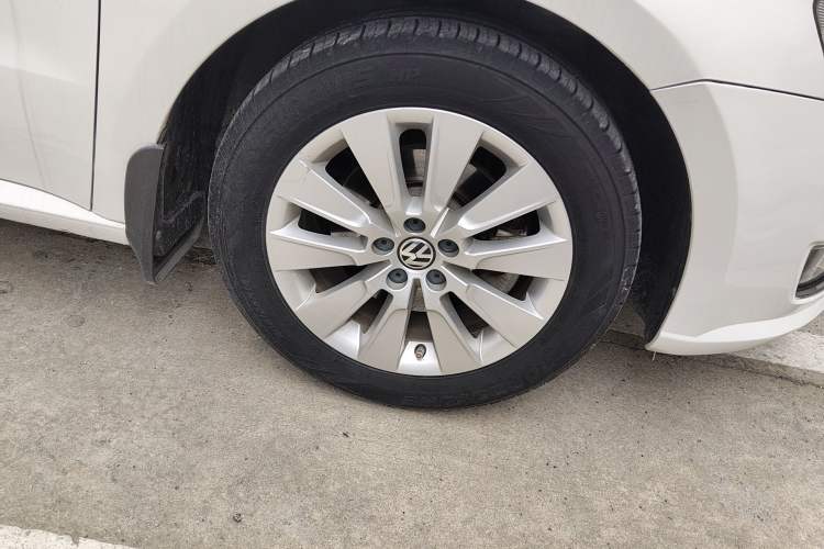 Used Volkswagen Lavida 2013 Restyled Classic 1.6L Manual Comfort Edition Right Front Wheel Hub