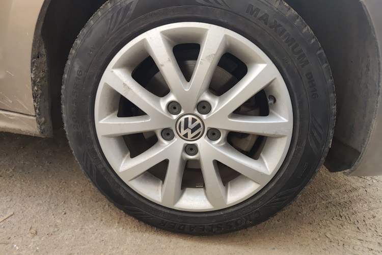 Used Volkswagen Sagitar 2012 1.6L Automatic Comfort Edition Right Front Wheel Hub