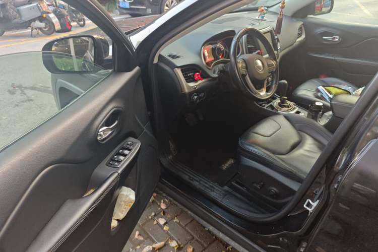 Used Jeep Cherokee 2016 2.0L Superior Edition