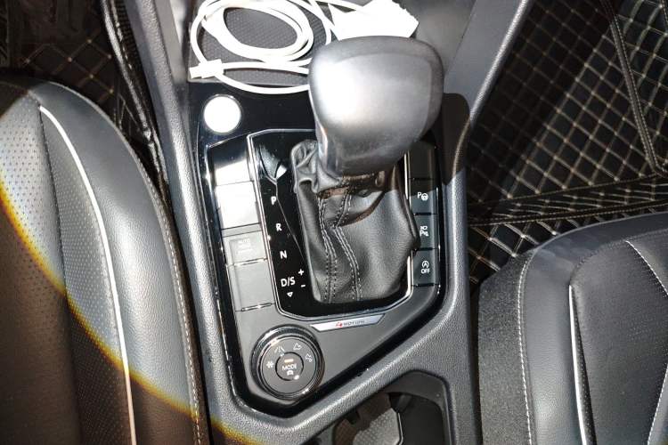 Used Volkswagen Tiguan L 2023 Facelifted 380TSI Automatic All-Wheel Drive R-Line Plus Version 7-Seater
