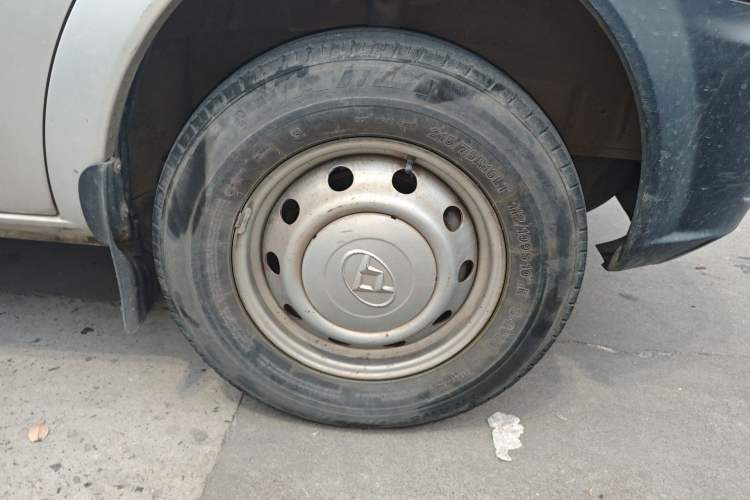 Used SAIC MAXUS Xintu V80 2017 2.5T 5-Speed Manual Aoyuntong National V Short Wheelbase Mid-Roof 5/6/10-Seater Right Front Wheel Hub