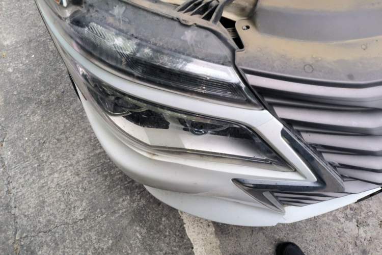 Used FORTHING Lingzhi 2019 M5L 1.6L 7-Seater Standard Model China VI Right Front Headlight