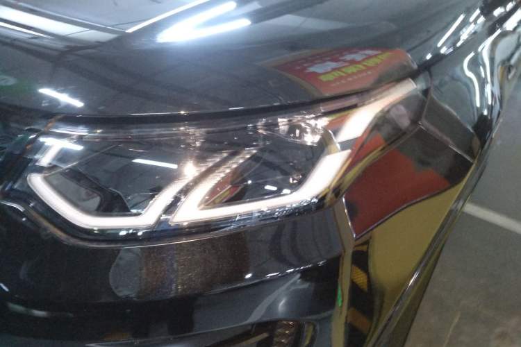 Used Land Rover Discovery Sport 2022 Revised Version 249 PS R-Dynamic S Performance Edition 5 Seats Left Front Headlight