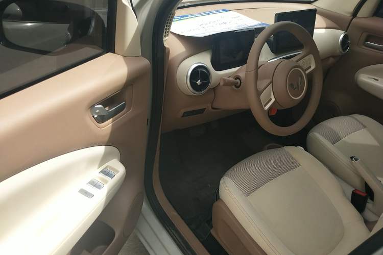 Used Wuling Hongguang MINIEV 2025 Four-Door Version Premium Edition Driver Seat
