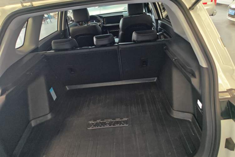 Used Wuling Xingyun 2023 2.0L DHT Standard Edition Trunk